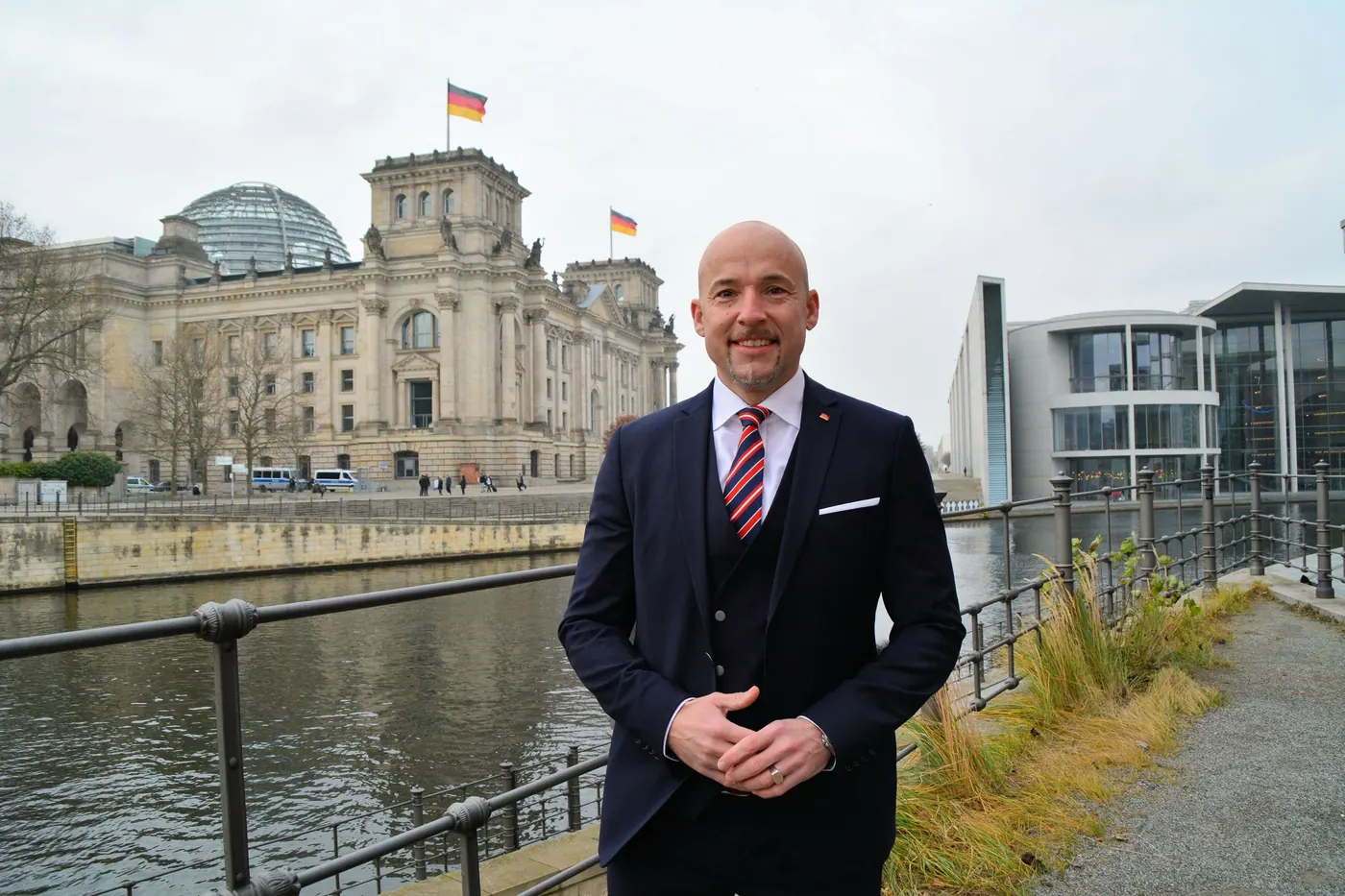 Alexander Hoffmann vor dem Reichstagsgebäude in Berlin