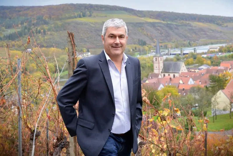 Thomas Benkert, 1. Bürgermeister, im Weinberg über Erlabrunn